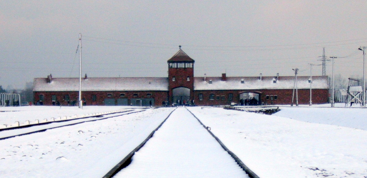 Gate_of_Auschwitz_