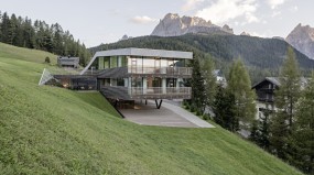 Alpine architecture between stratifications and extensions