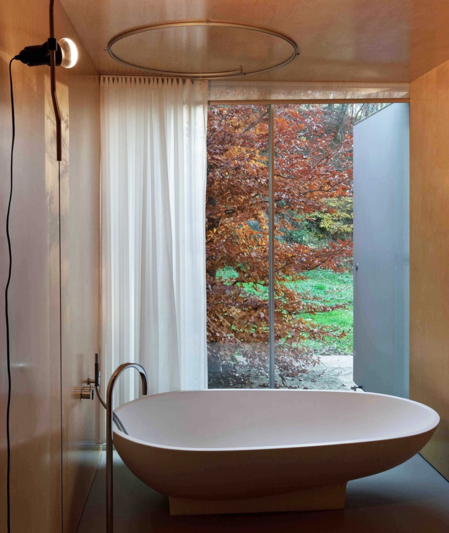 Bathroom_interior_casa_no_geres_correia_ragazzi_isplora.png